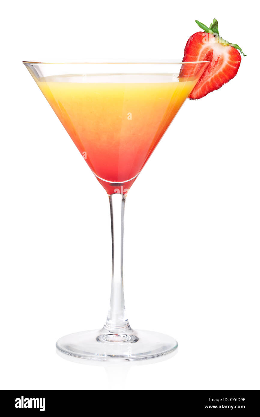 Orange cocktail alcolici con fragola. Isolato su sfondo bianco Foto Stock