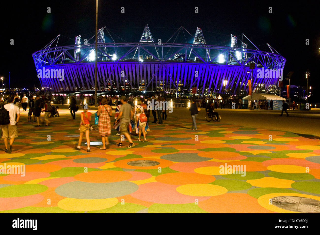 Londra 2012 Olympic Stadium e il parco illuminata di notte Stratford Inghilterra Europa Foto Stock