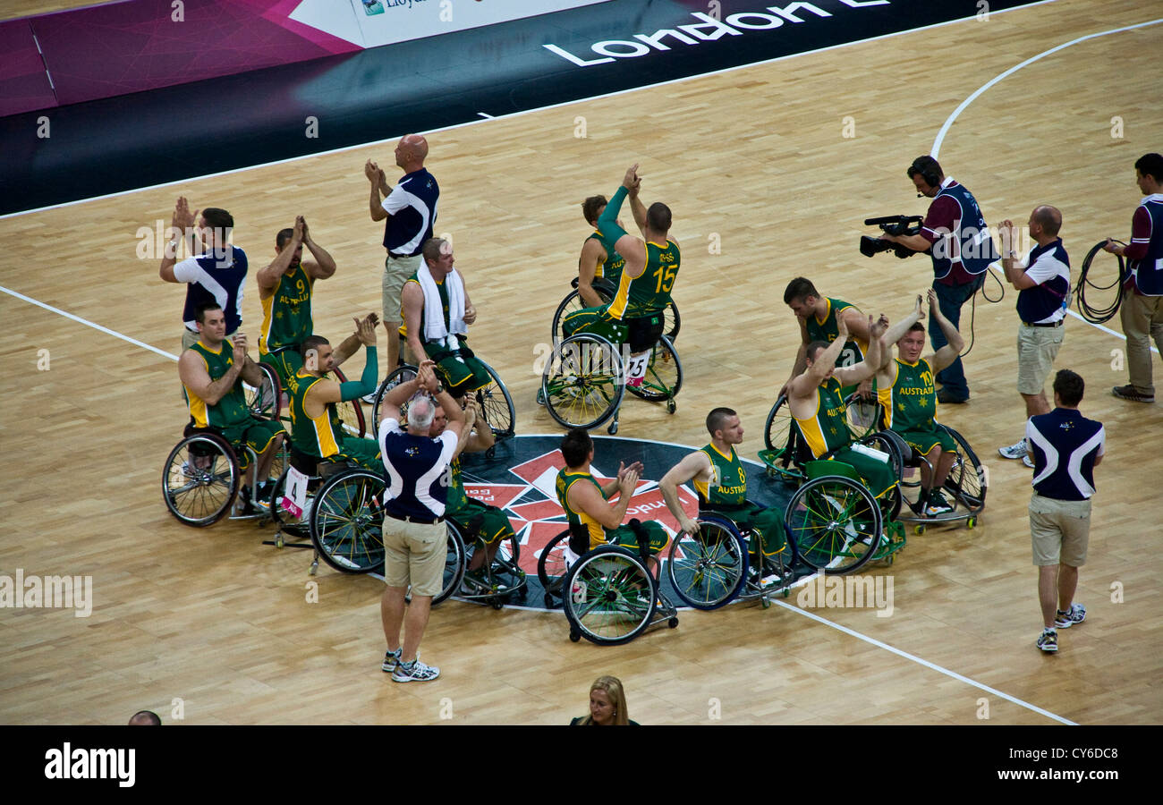 Australian basket in carrozzella team accettando applausi dopo 68 - 48 punti vittoria su Italia a Londra 2012 Giochi Paralimpici Foto Stock