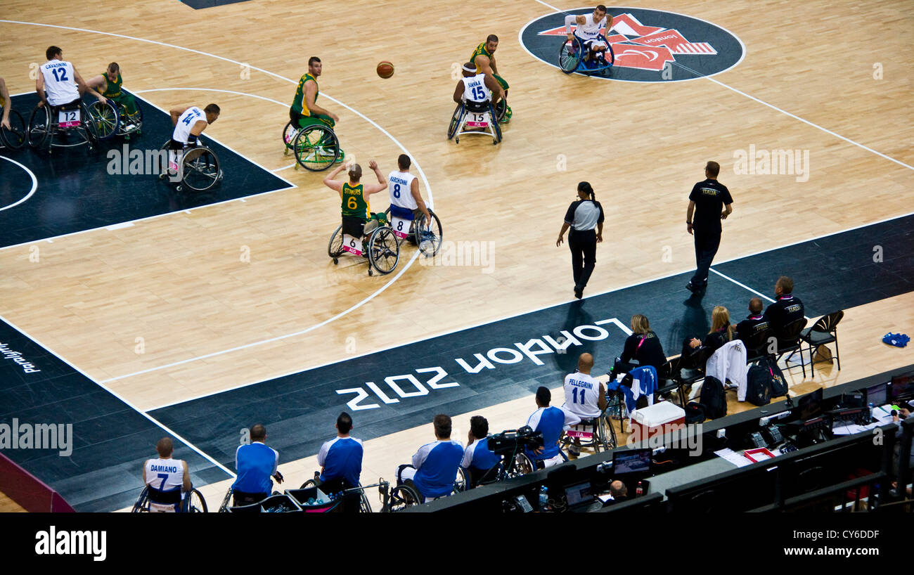 Basket in carrozzella match tra Australia e Italia a Londra 2012 Paralimpiadi. L Australia ha vinto 68 - 48. Foto Stock