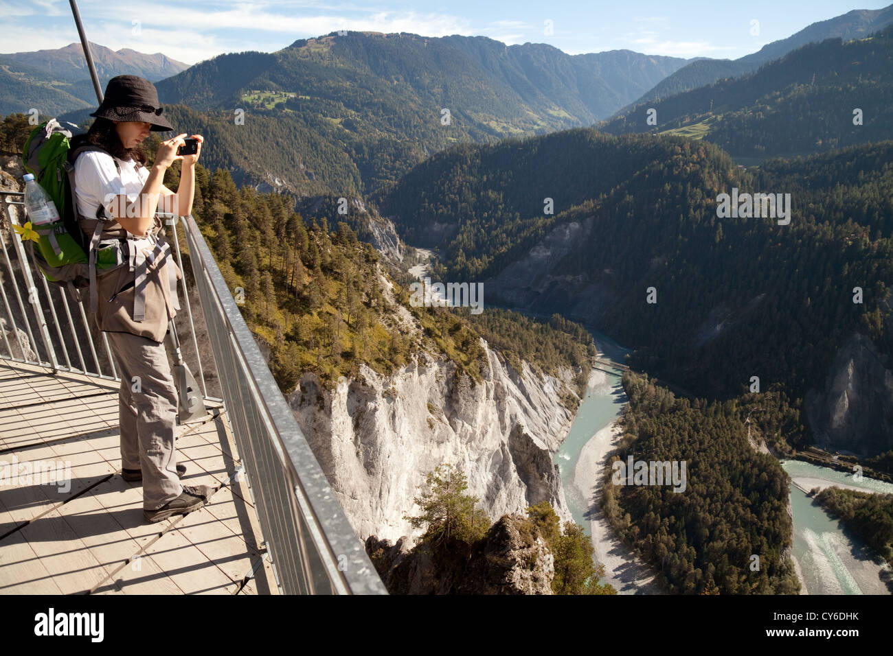 Una donna turistica prendendo una foto da Il Spir guardando giù presso il fiume Reno nella gola a Conn, Flims, Svizzera Foto Stock