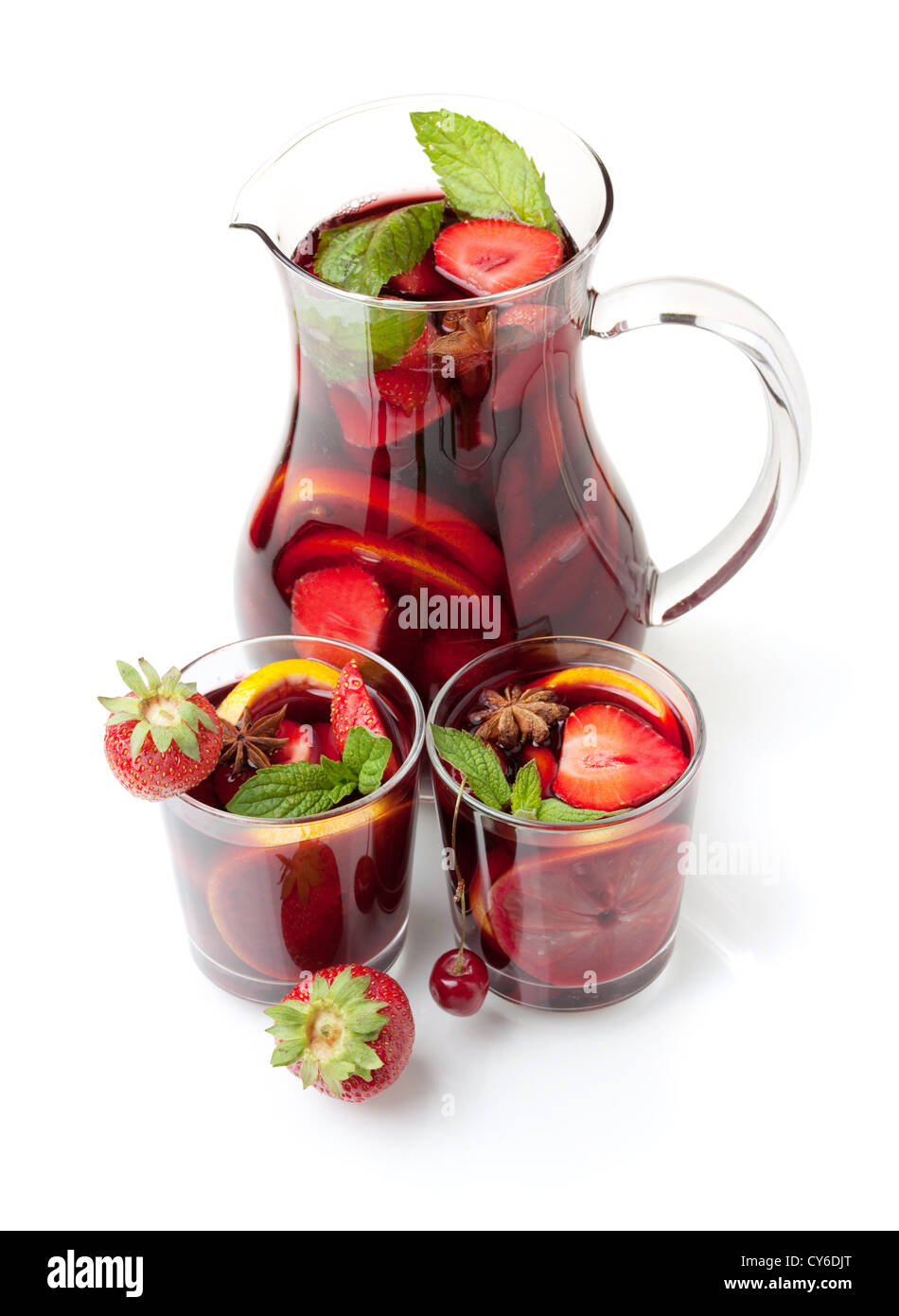 Cocktail - raccolta di frutta rinfrescante sangria in caraffa e due  bicchieri. Vista sopra, isolato su bianco Foto stock - Alamy