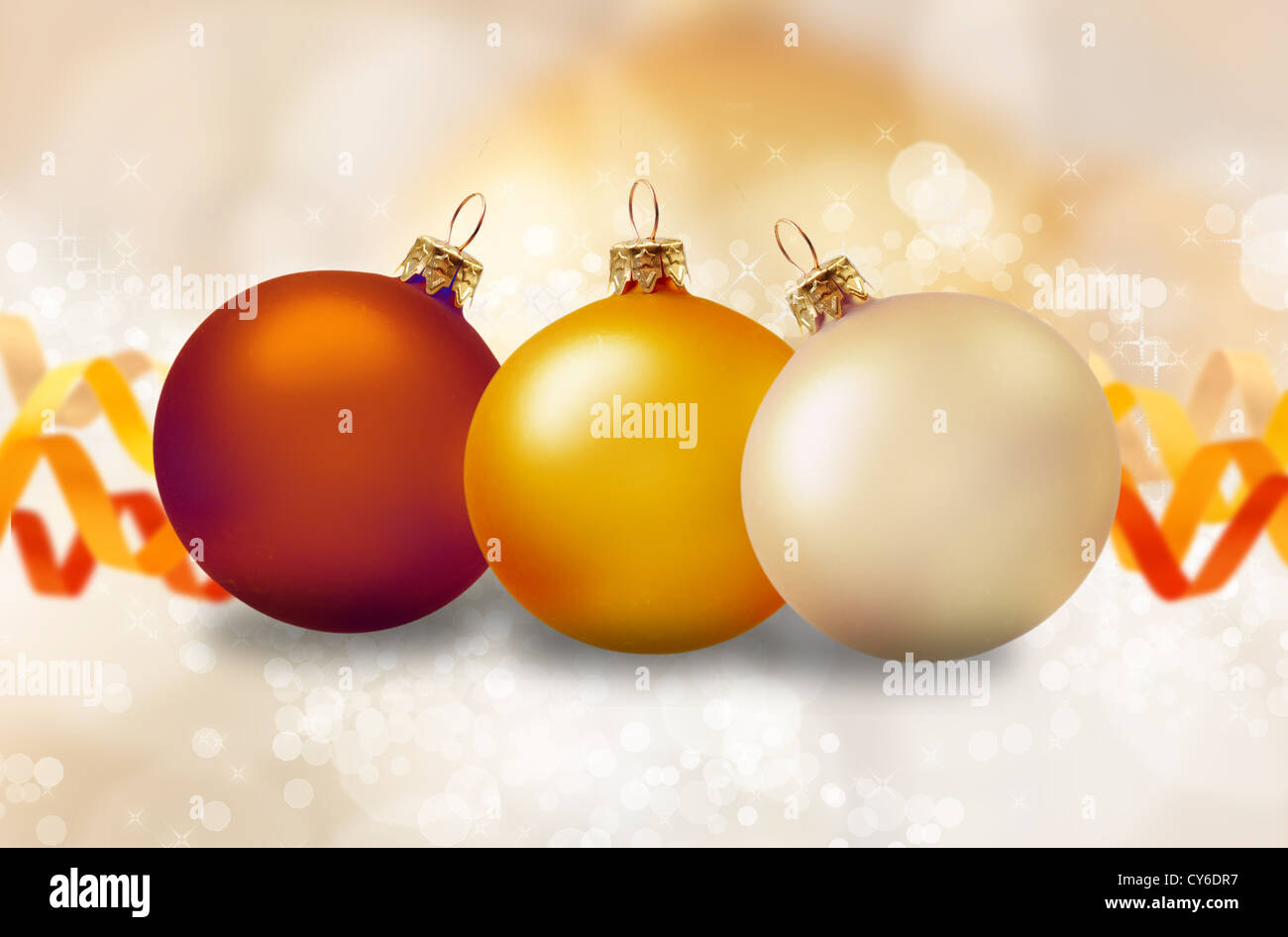 Decorazione di Natale con le palline e nastri Foto Stock