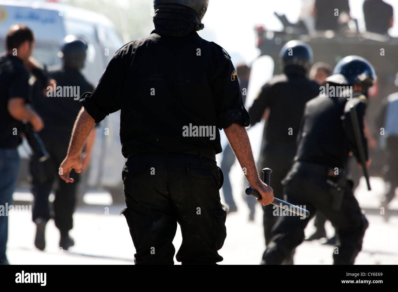 Riot tunisino polizia carica manifestanti durante i violenti scontri che hanno portato all'assalto dell'ambasciata statunitense in Tunisia Foto Stock