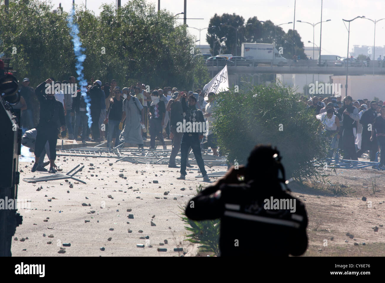 La polizia incendio gas lacrimogeno a rivoltosi durante i violenti scontri che hanno provocato la storming dell'ambasciata statunitense in Tunisia Foto Stock