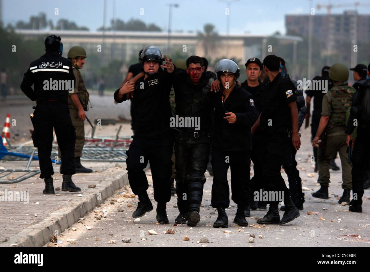 Polizia tunisino aiutare un collega ferito per la sicurezza durante l'attacco all'Ambasciata degli Stati Uniti a Tunisi, Tunisia Foto Stock