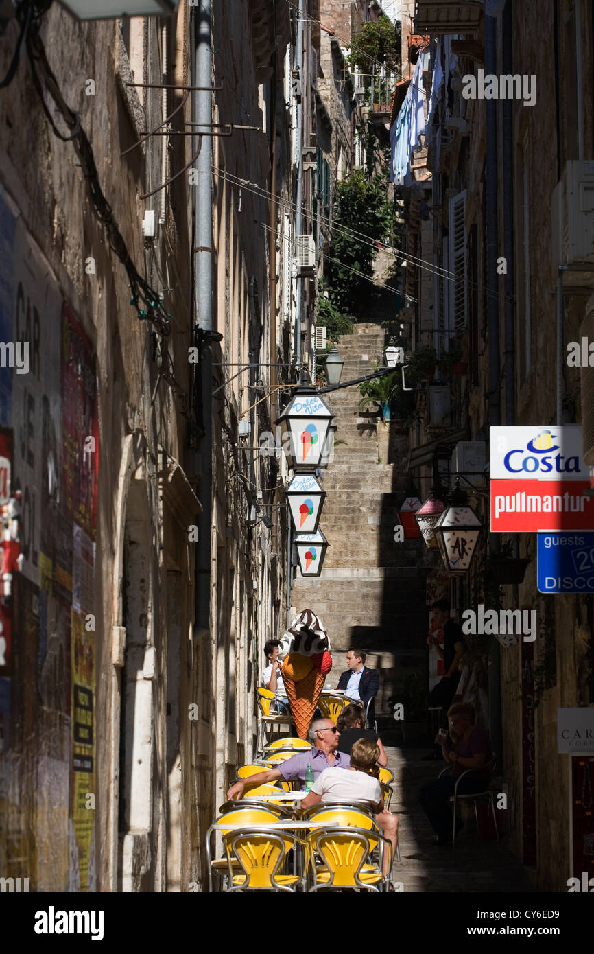 Negozi bar e ristoranti la linea di stretti vicoli e scalinate in la vecchia citta di Dubrovnik Dalmazia Croazia Foto Stock