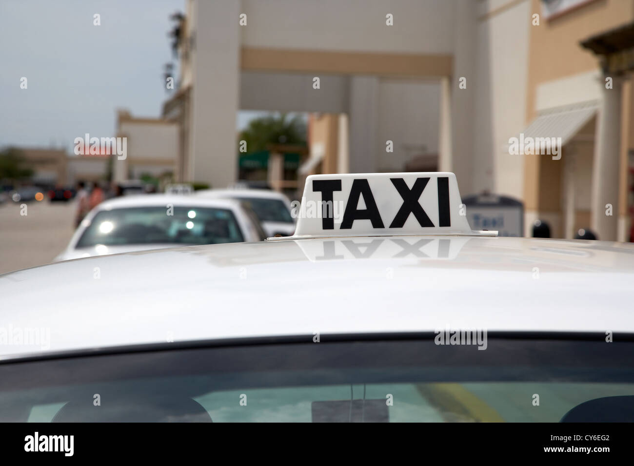 Tetto bianco di taxi in attesa in un rango al di fuori di un centro commerciale florida usa Foto Stock