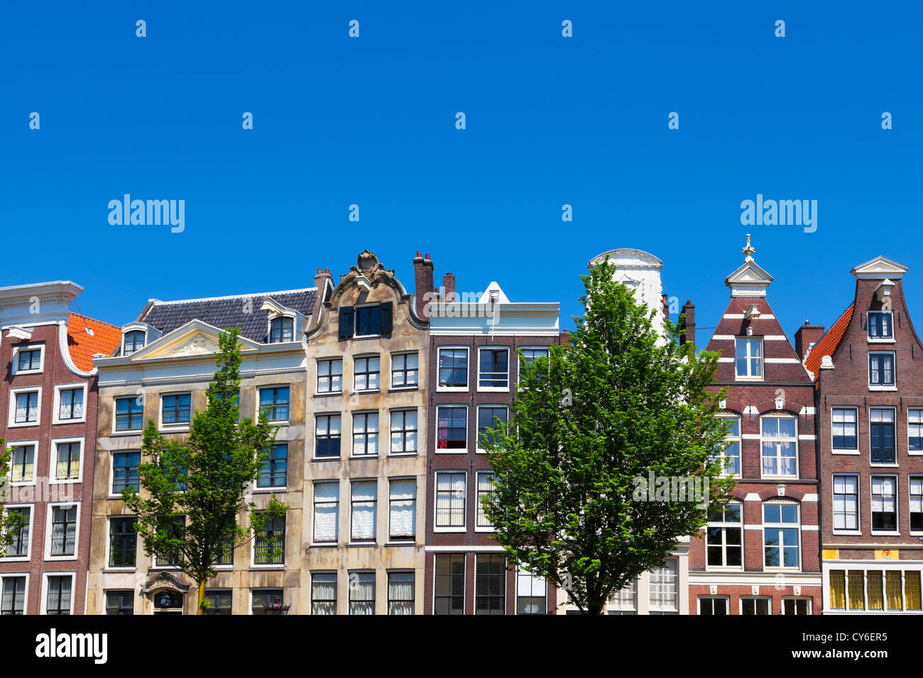 Fila di case tipiche nel centro di Amsterdam, Paesi Bassi Foto Stock