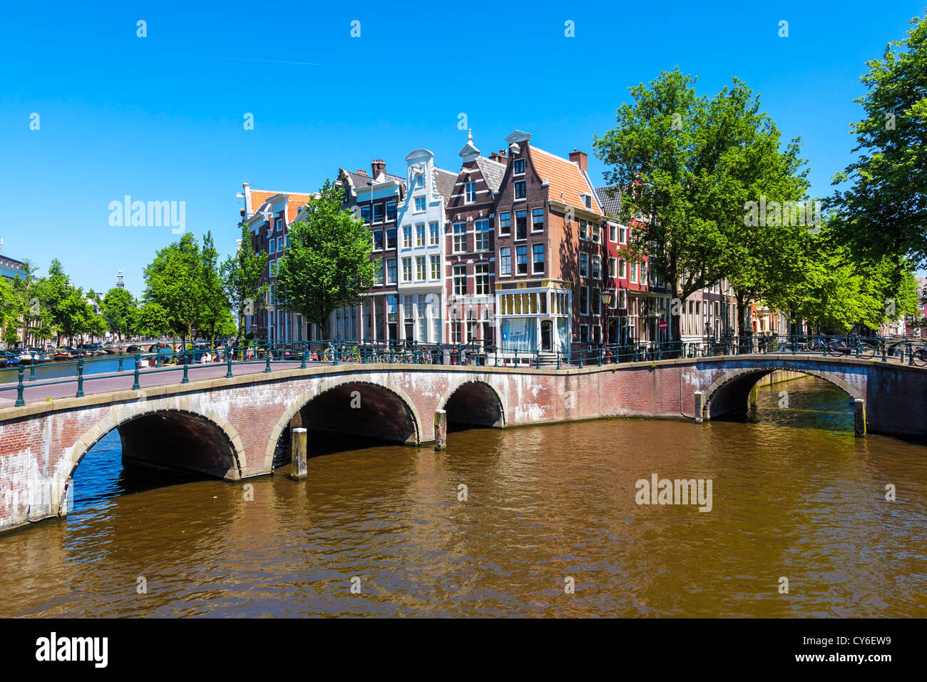 Tipica scena di Amsterdam con canali, ponti e biciclette Foto Stock