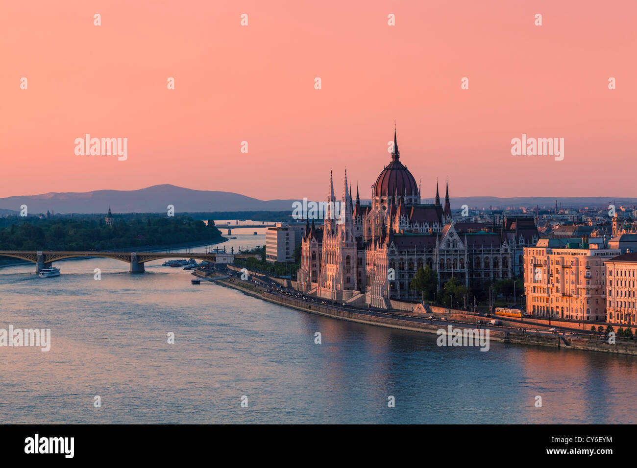 Il palazzo del parlamento a Budapest, Ungheria al tramonto Foto Stock