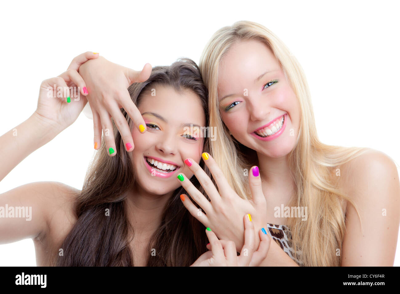 Teens chiodi, giovani ragazze con luminosi compongono e smalto per unghie Foto Stock