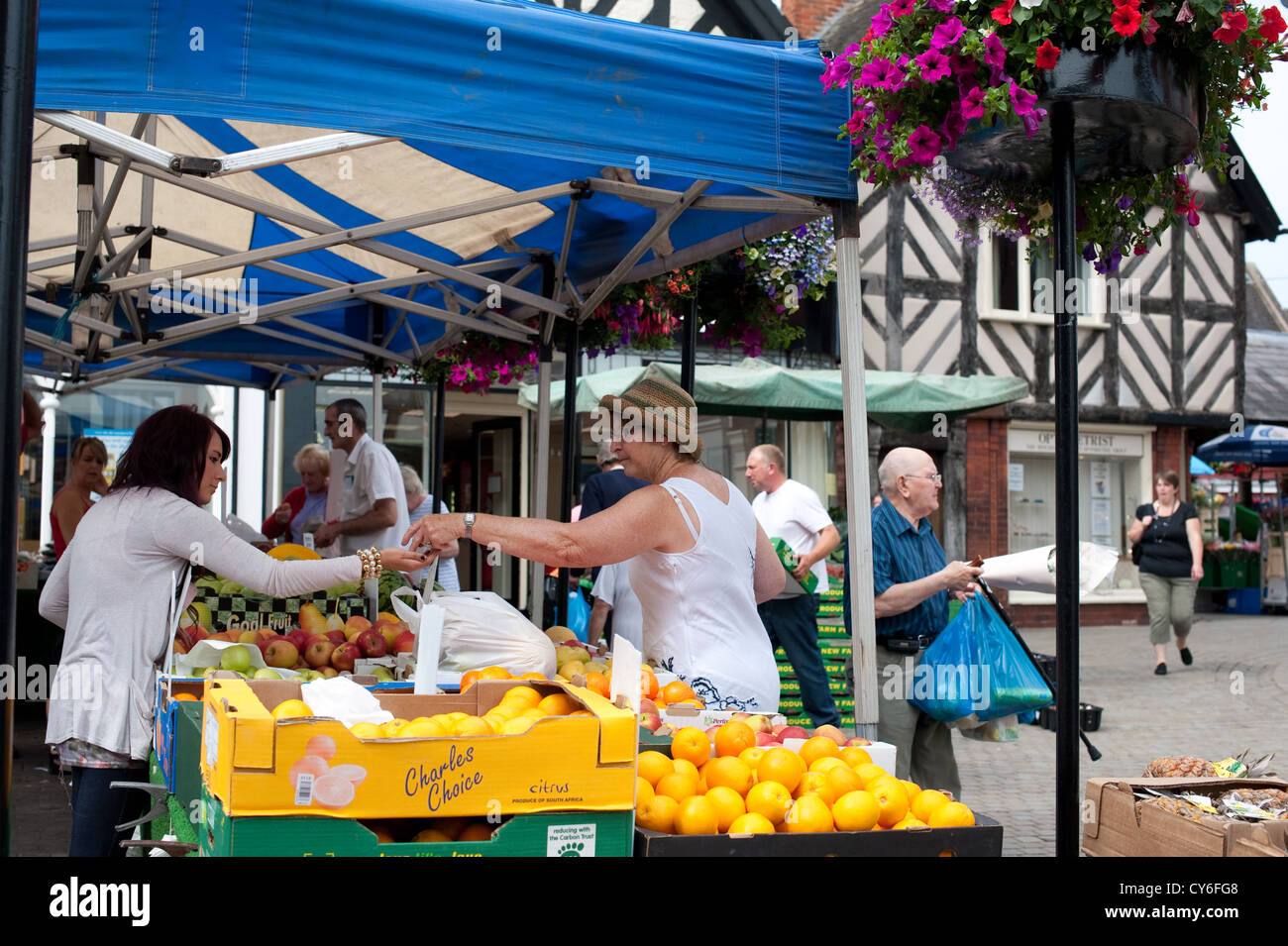 Market Drayton bancarelle del mercato, Shropshire, Inghilterra Foto Stock