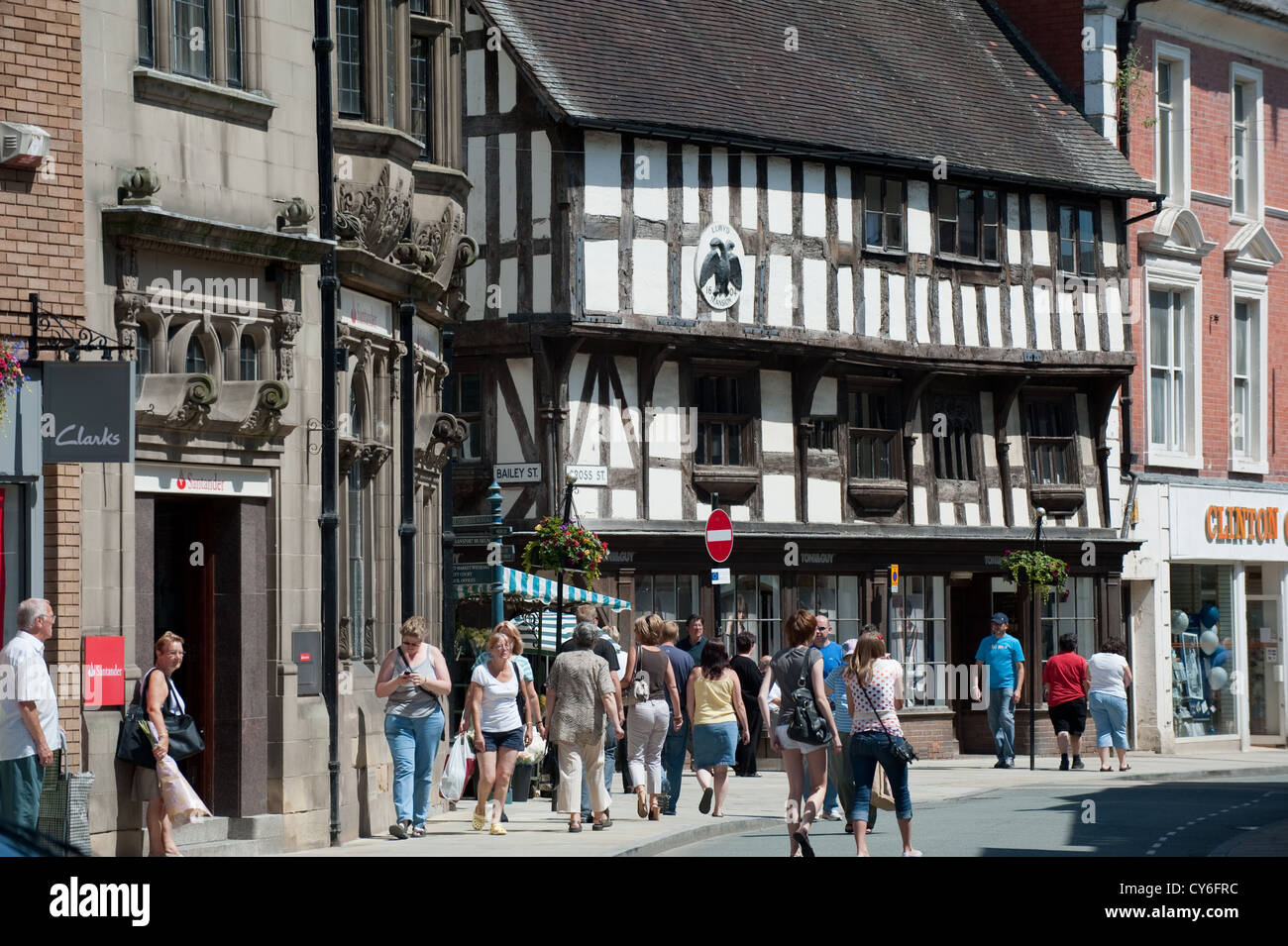 People shopping a Oswestry, Shropshire, Inghilterra Foto Stock