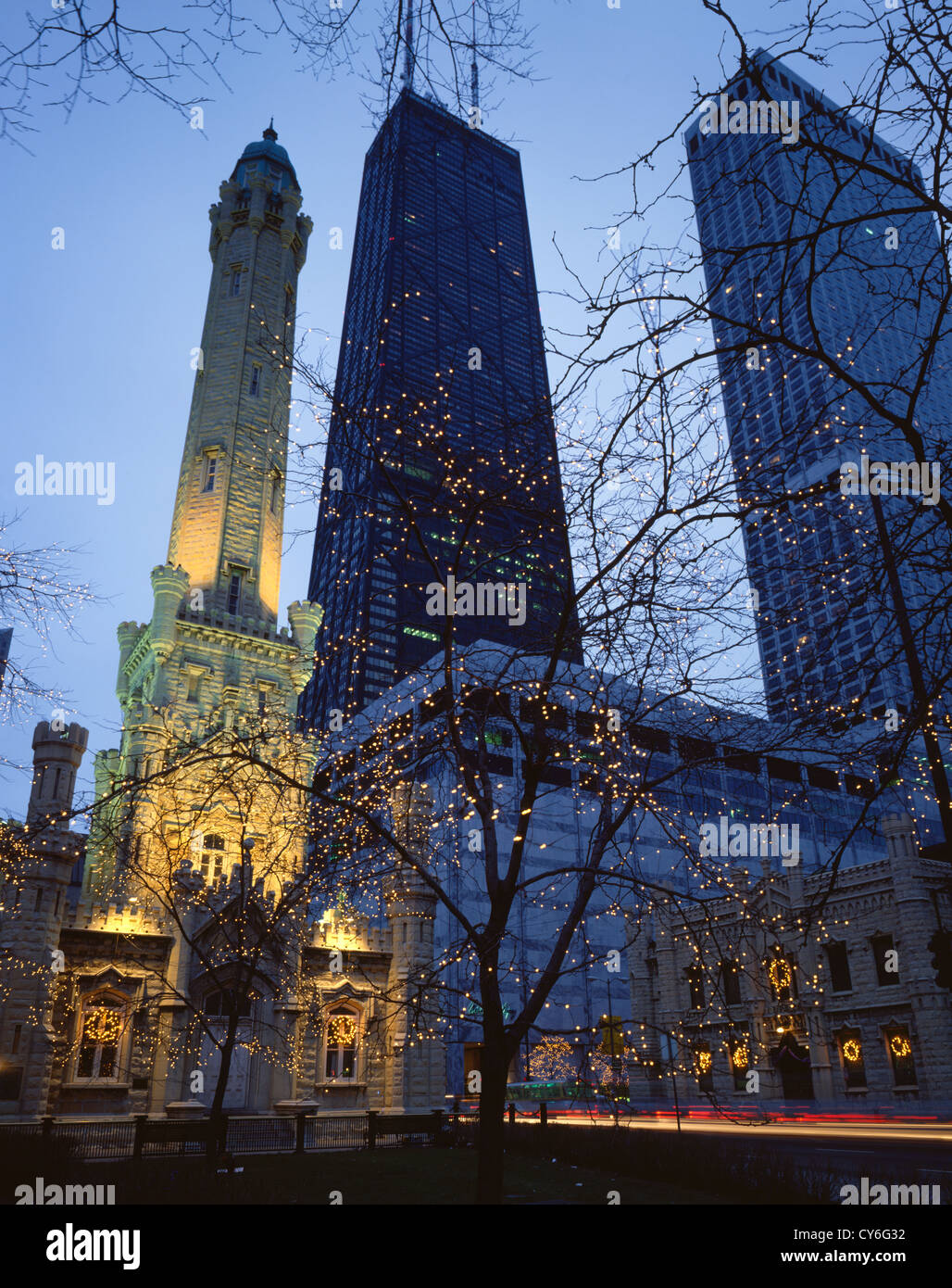 Chicago, IL: Il vecchio Chicago Watertower (1869) punto di riferimento sul North Michigan Avenue con luci al crepuscolo Foto Stock