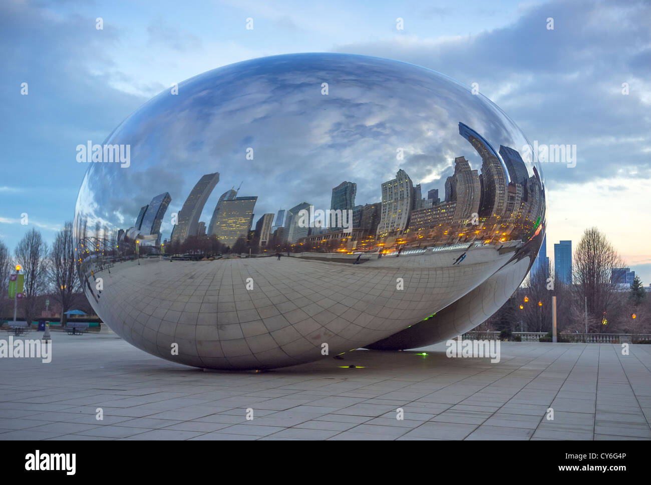 Chicago, Illinois Cloud Gate aka "fagiolo" riflette lo skyline della città in Millennium Park Foto Stock