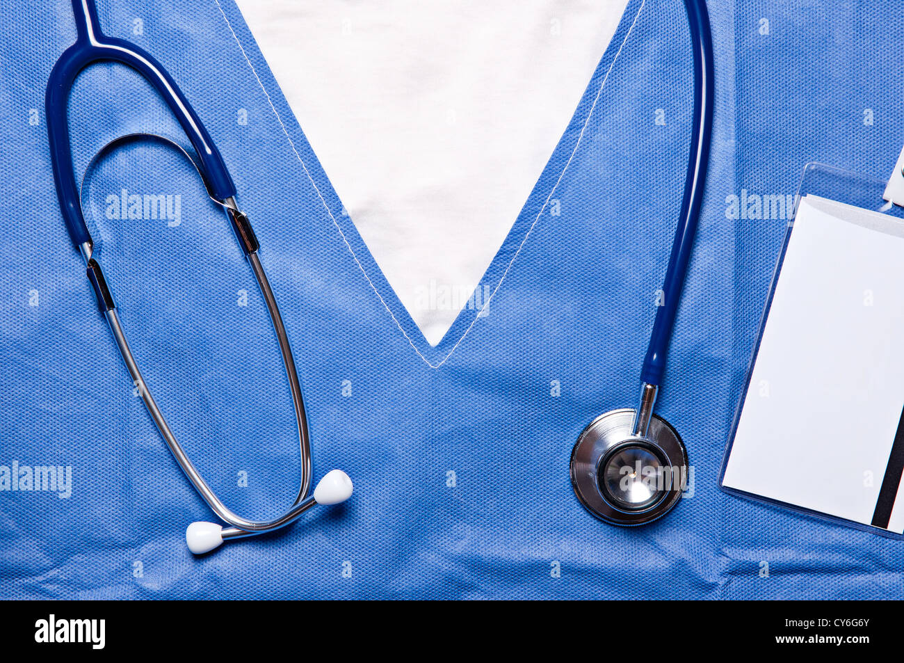Primo piano di un medico torace, indossando uno stetoscopio attorno al collo e una scheda ID Foto Stock