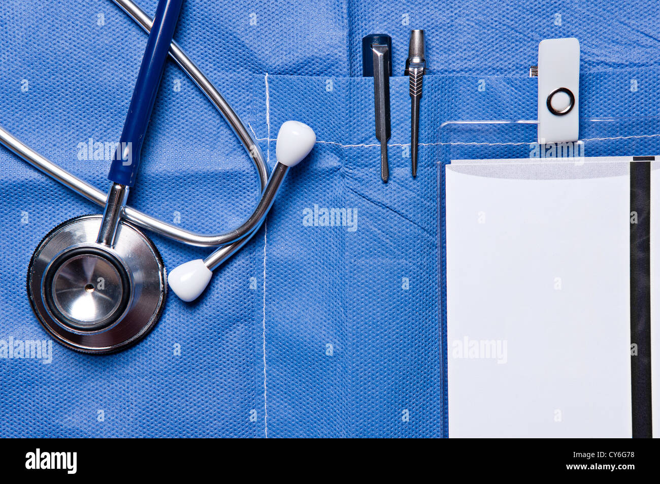 Primo piano la foto di un medico in tasca con penne, un ID card e uno stetoscopio vicino dal Foto Stock