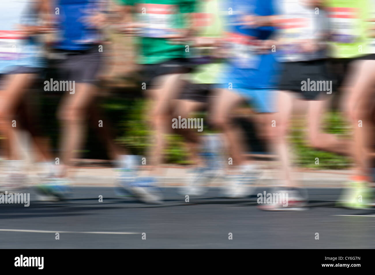 Gruppo di corridori della maratona in esecuzione con pesanti motion blur applicato Foto Stock