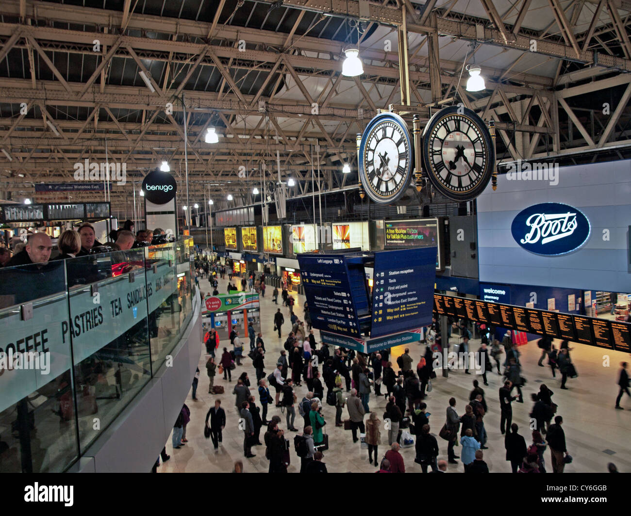 Interno del rinnovato di recente la stazione di Waterloo mostra concourse, Waterloo, London, England, Regno Unito Foto Stock