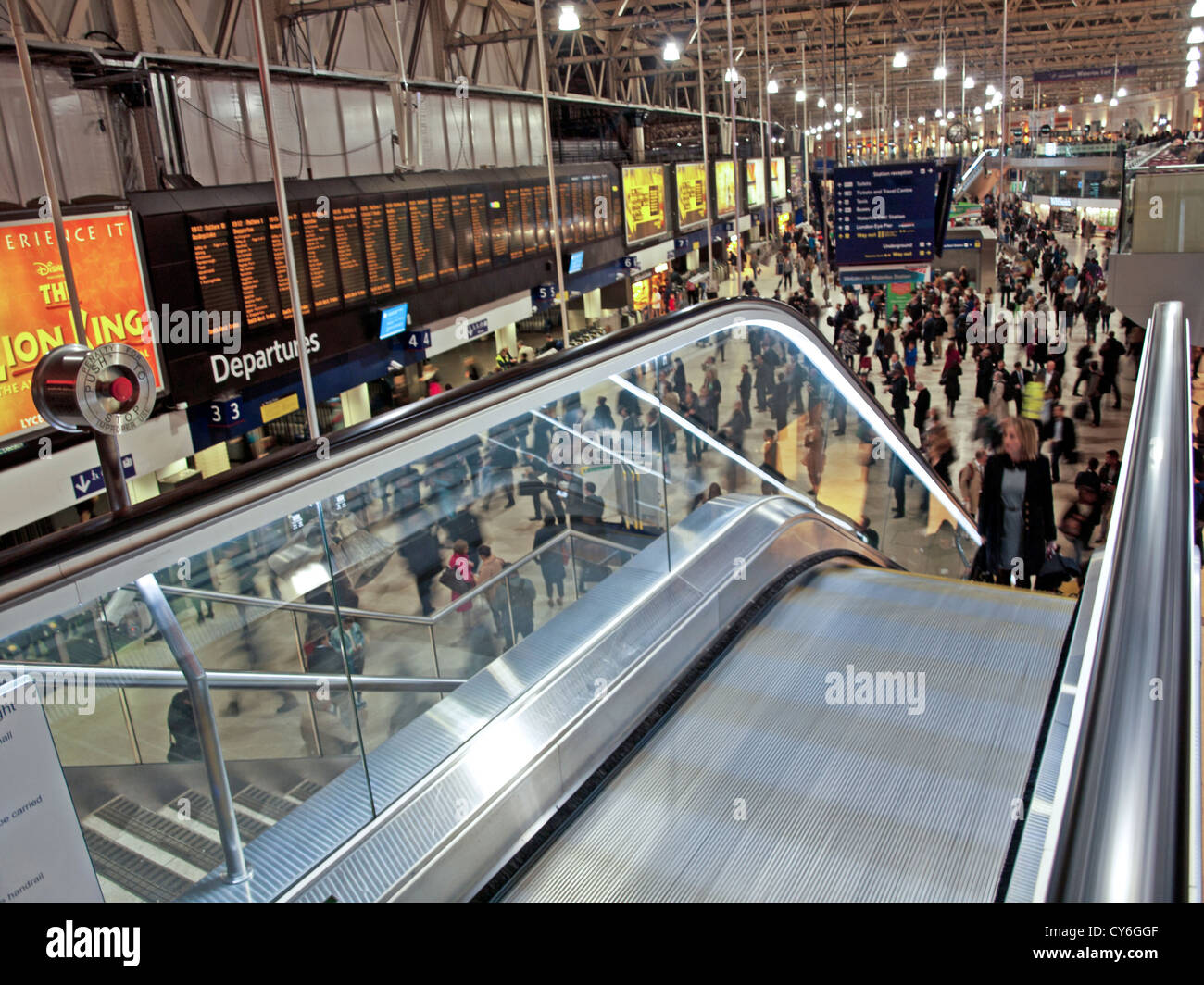 Interno del rinnovato di recente la stazione di Waterloo mostra concourse, Waterloo, London, England, Regno Unito Foto Stock