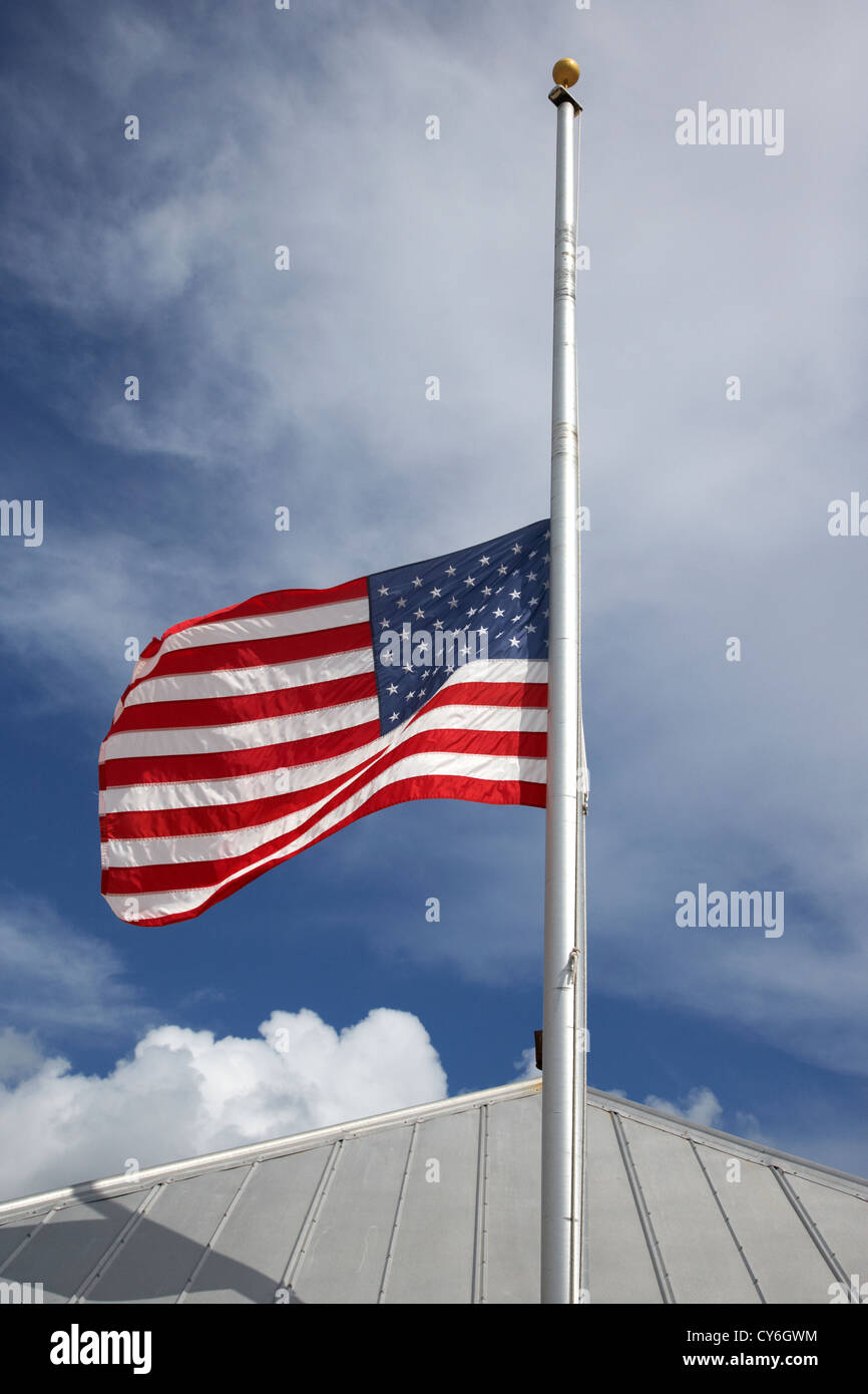 Bandiera americana battenti a metà il montante in USA Foto Stock
