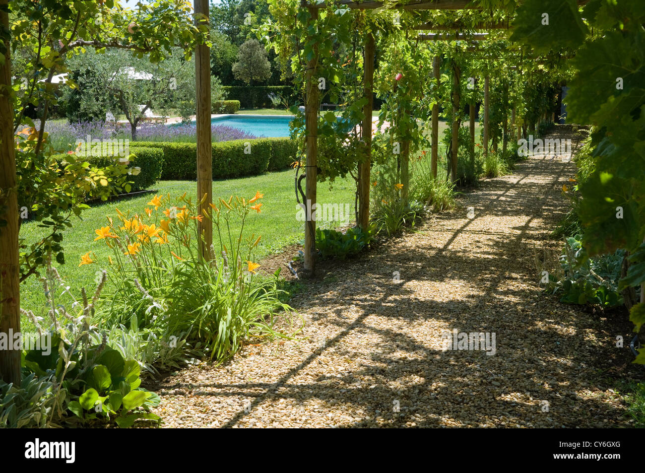Immobiliare francese con giardino all'italiana design di organico piante regionali di Dominique Lafourcade Foto Stock