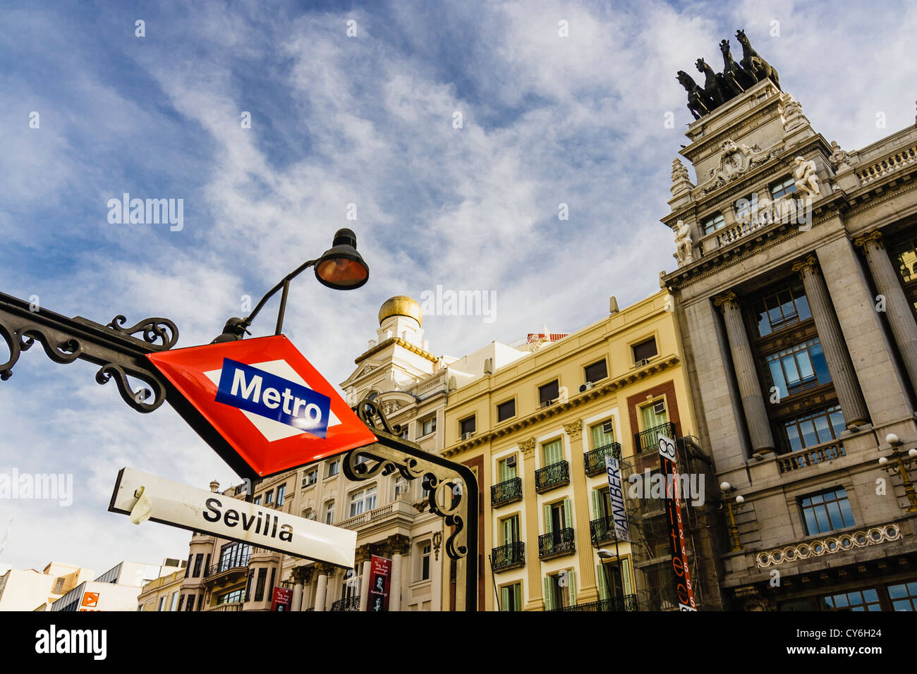 Sevilla metro segno da BBVA edificio nel centro di Madrid. Foto Stock