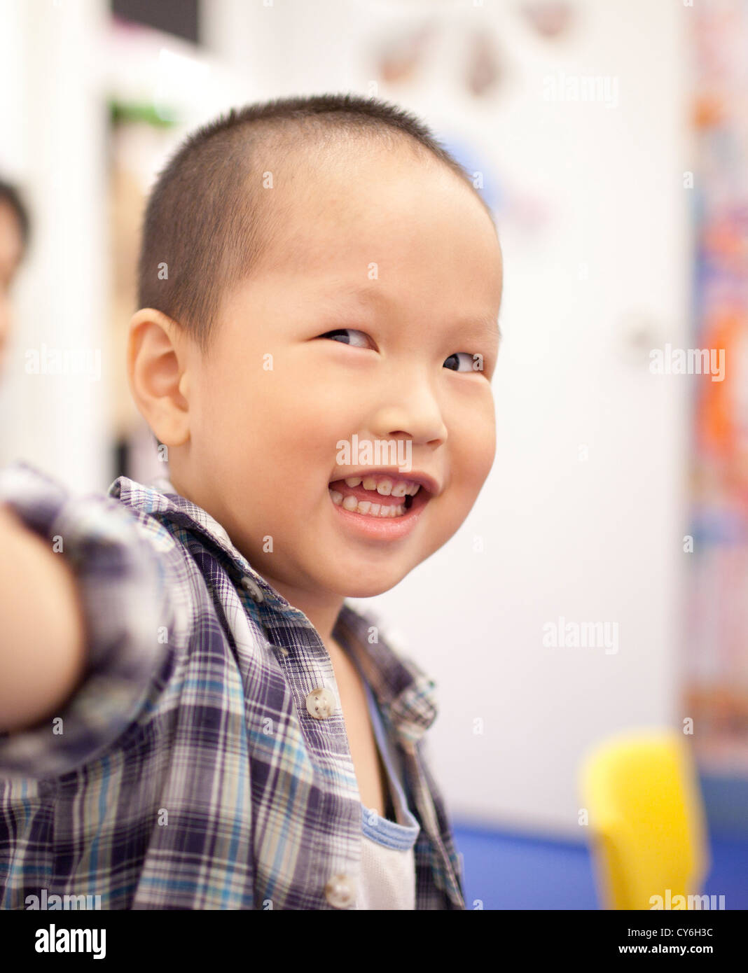 Chinese Boy felice Nel learning center,shanghai Foto Stock