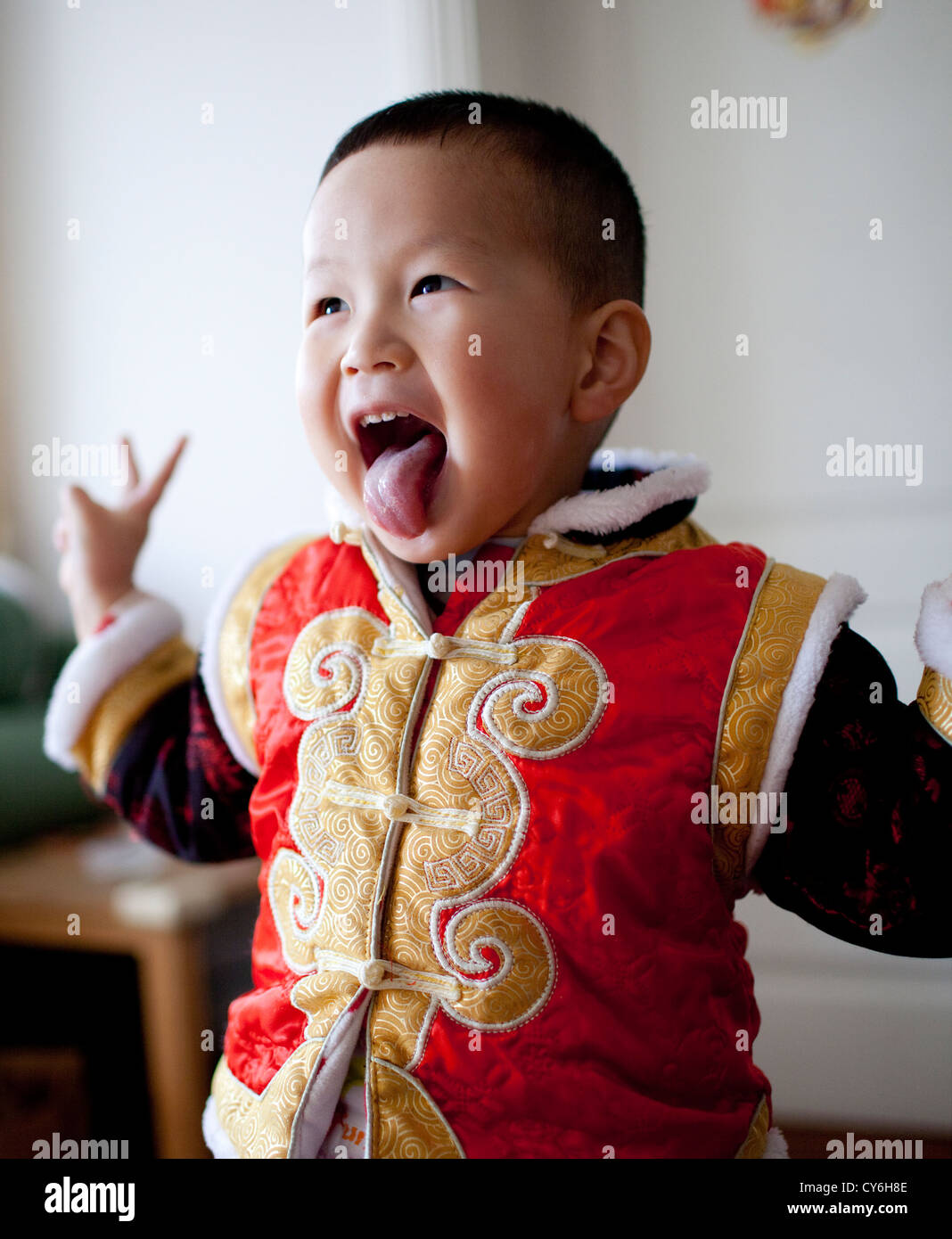 Chinese Boy figlio Felice anno con panno rosso Foto Stock