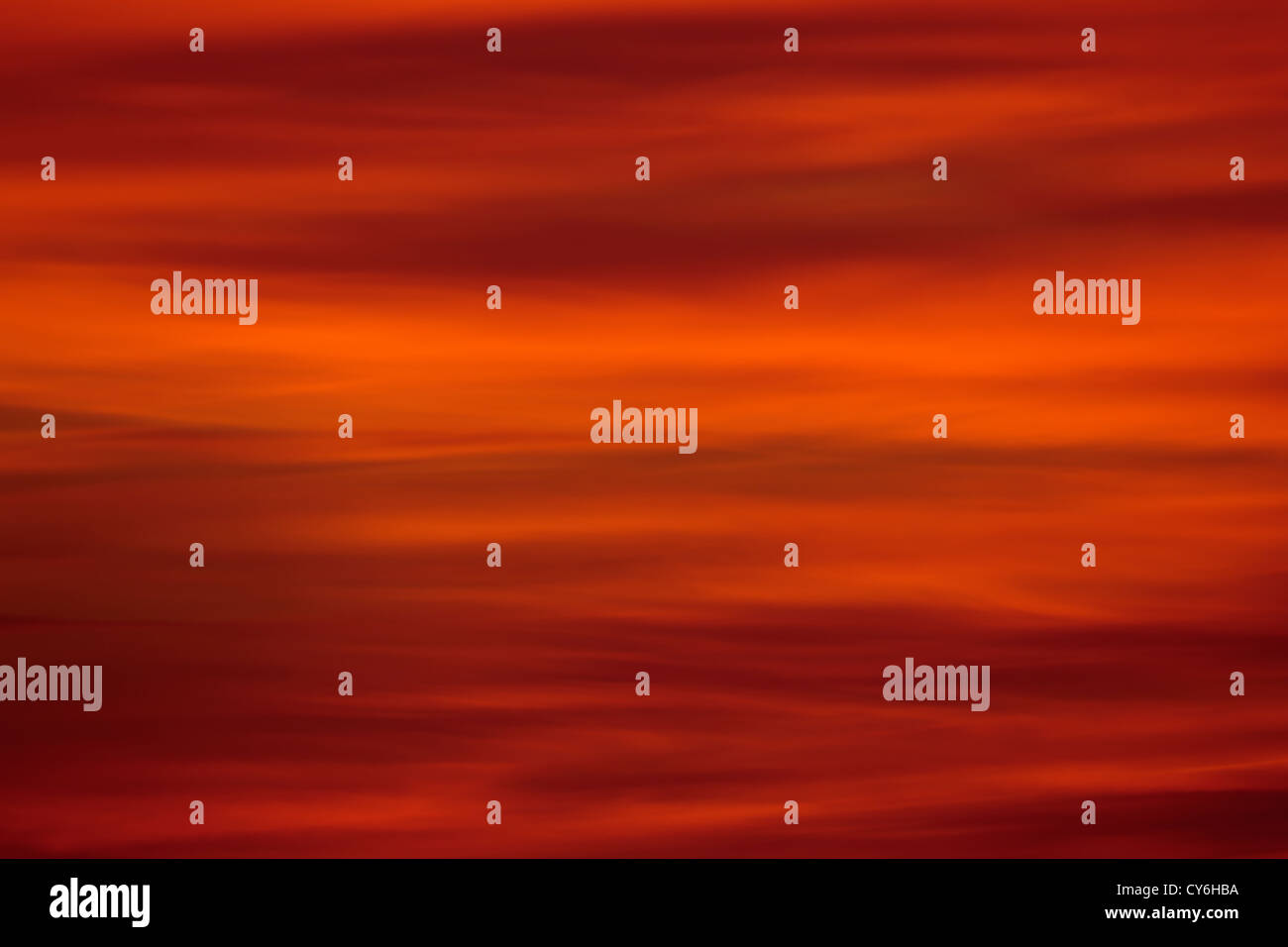 Cielo arancione/rosso al tramonto. Foto Stock