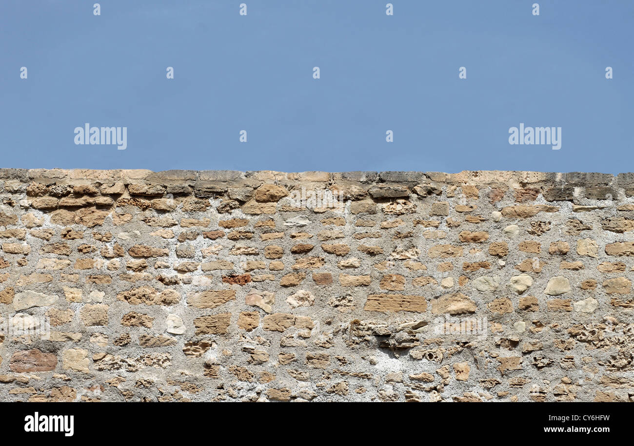 Orizzontale di vecchio muro in mattoni con cielo blu di sfondo e copiare lo spazio. Foto Stock