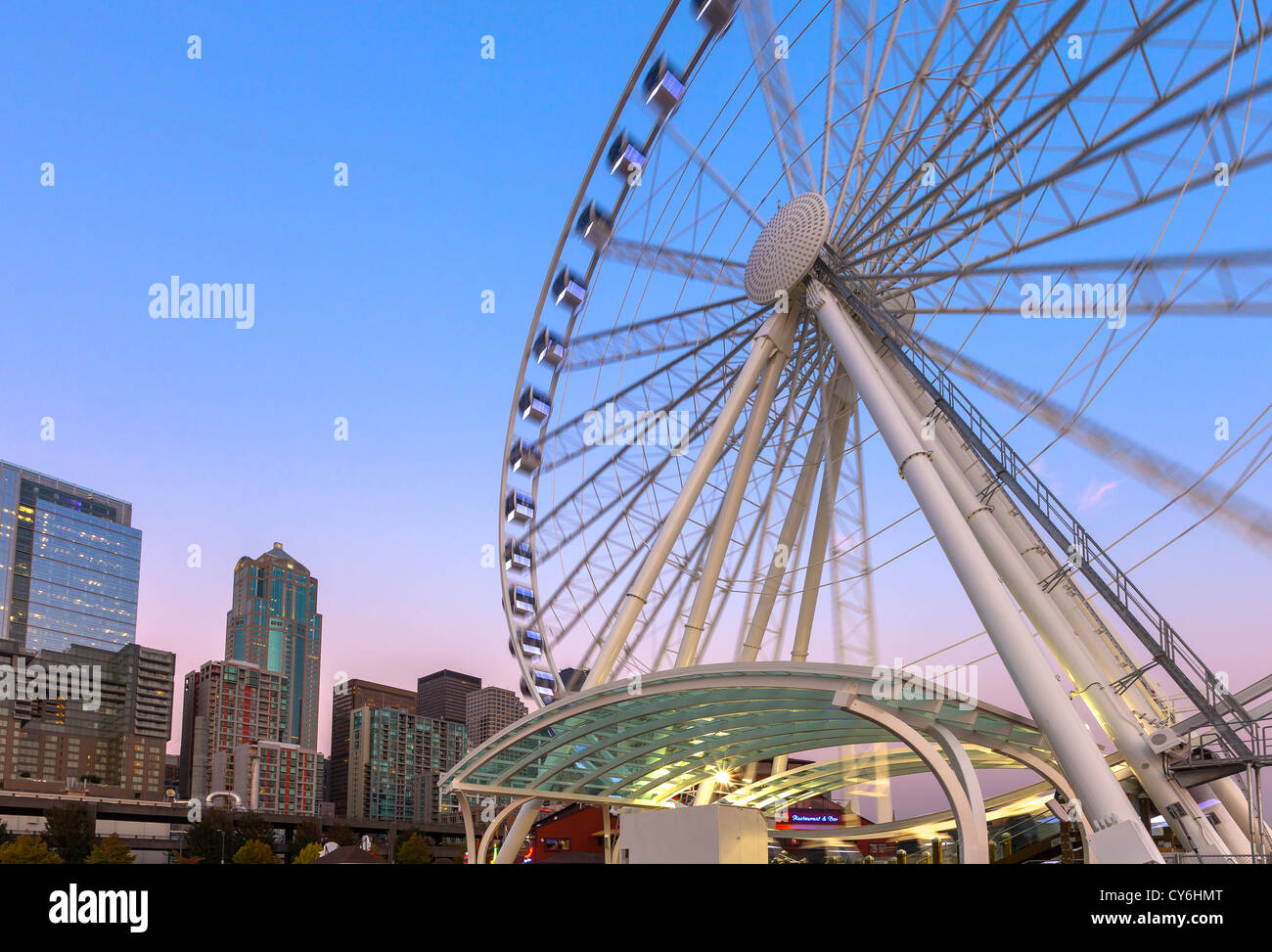 Seattle, Washington Seattle grande ruota, una ruota panoramica sulla Baia di Elliott waterfront al crepuscolo Foto Stock