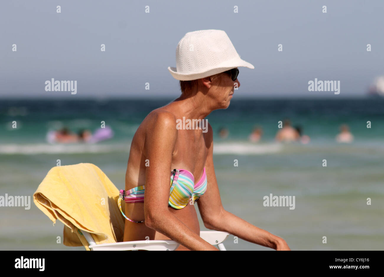 Senior donna a prendere il sole sulla spiaggia, 19 agosto 2012, Mallorca, Spagna. Foto Stock