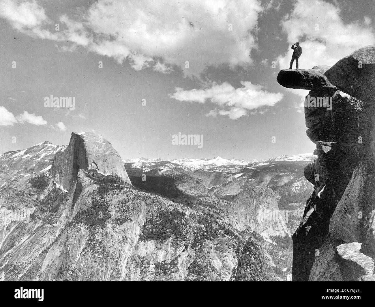 Roccia a strapiombo, Glacier Point - un uomo in piedi sul ghiacciaio Punto, rivolta a mezza dome in Yosemite National Park, California, circa 1901 Foto Stock