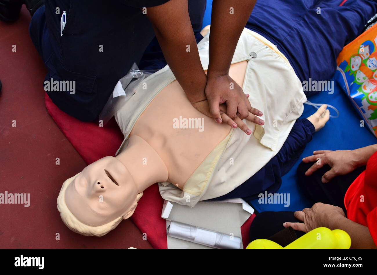 La RCP è eseguita su un medico-formazione Foto Stock