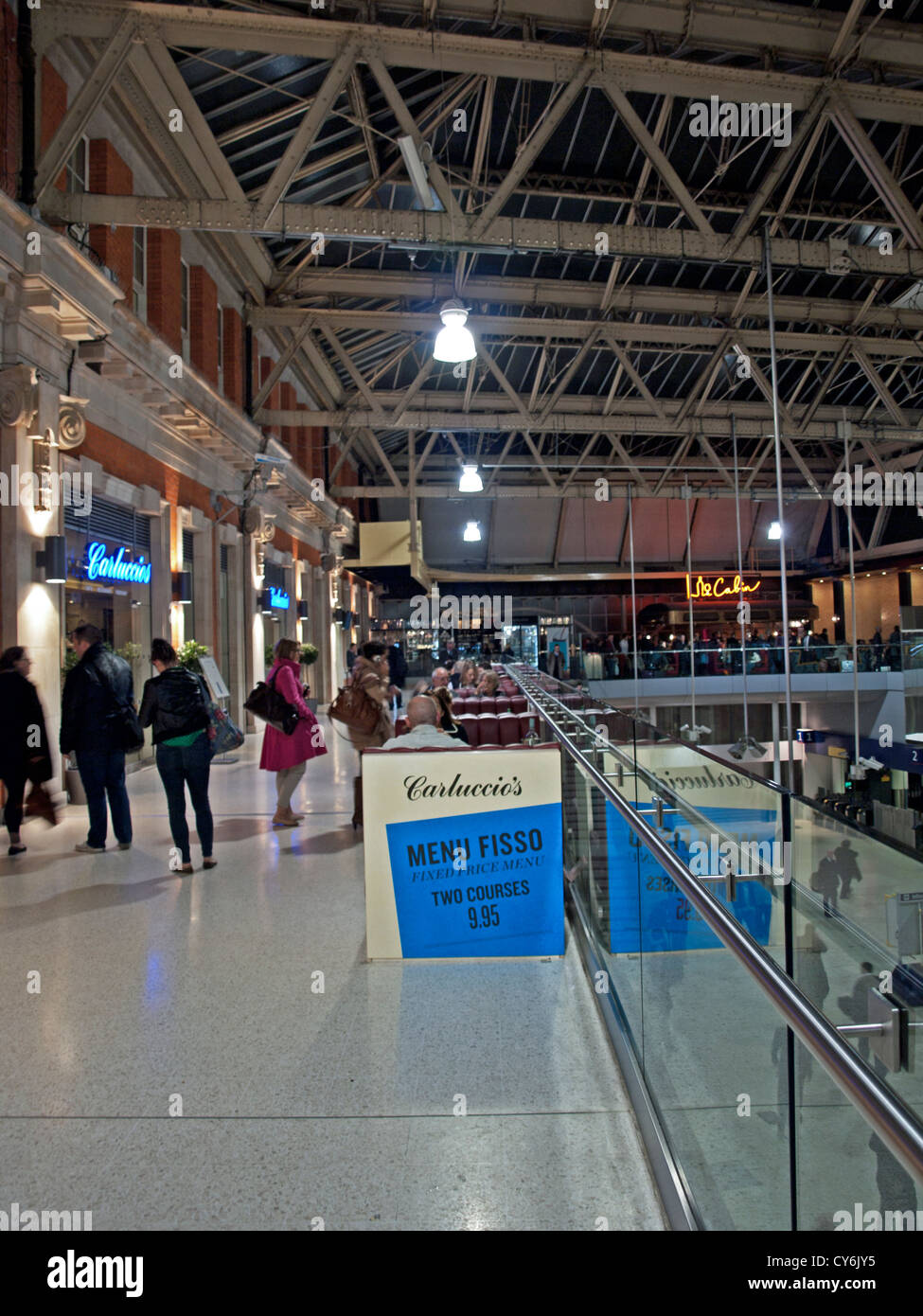 Interno della stazione di Waterloo che mostra un rinnovo, Waterloo, London, England, Regno Unito Foto Stock