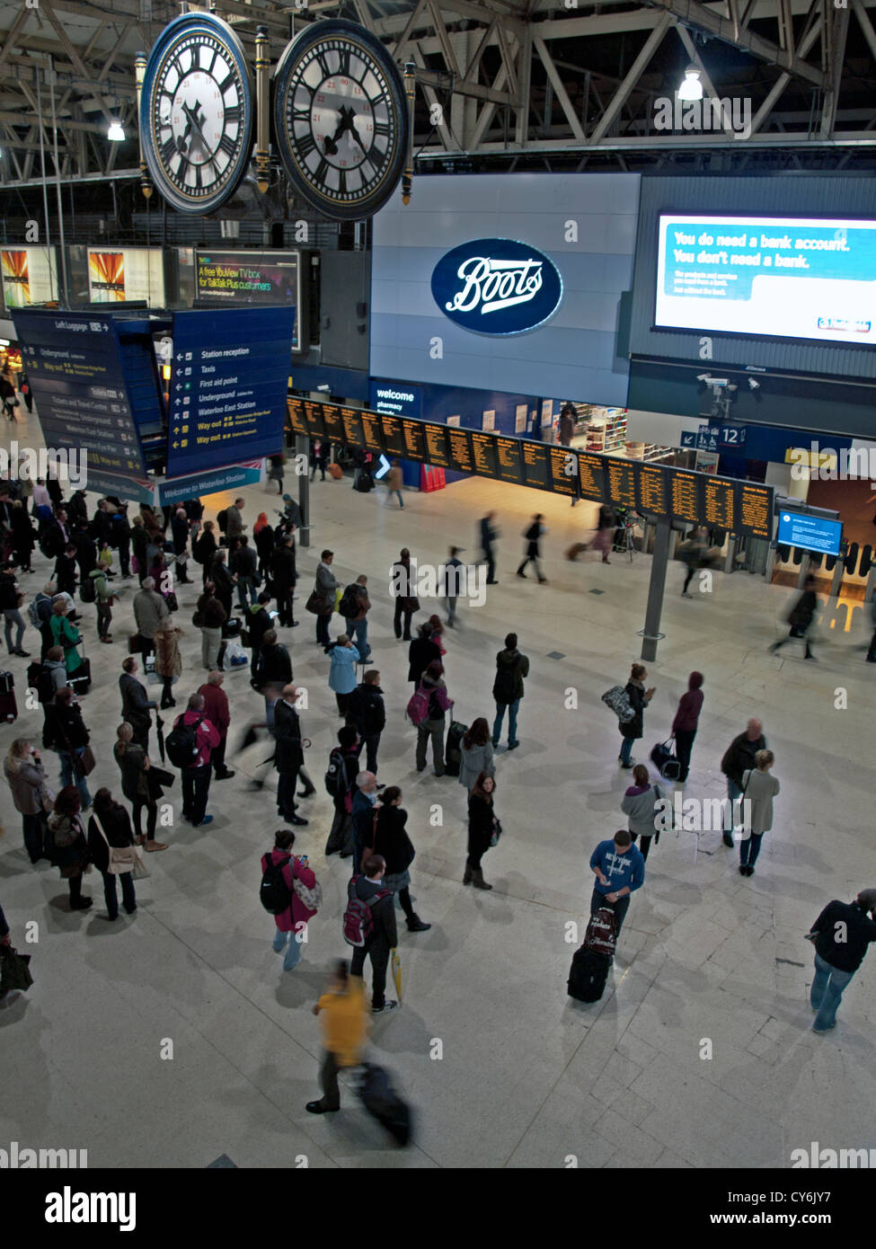 Interno del rinnovato di recente la stazione di Waterloo mostra concourse, Waterloo, London, England, Regno Unito Foto Stock
