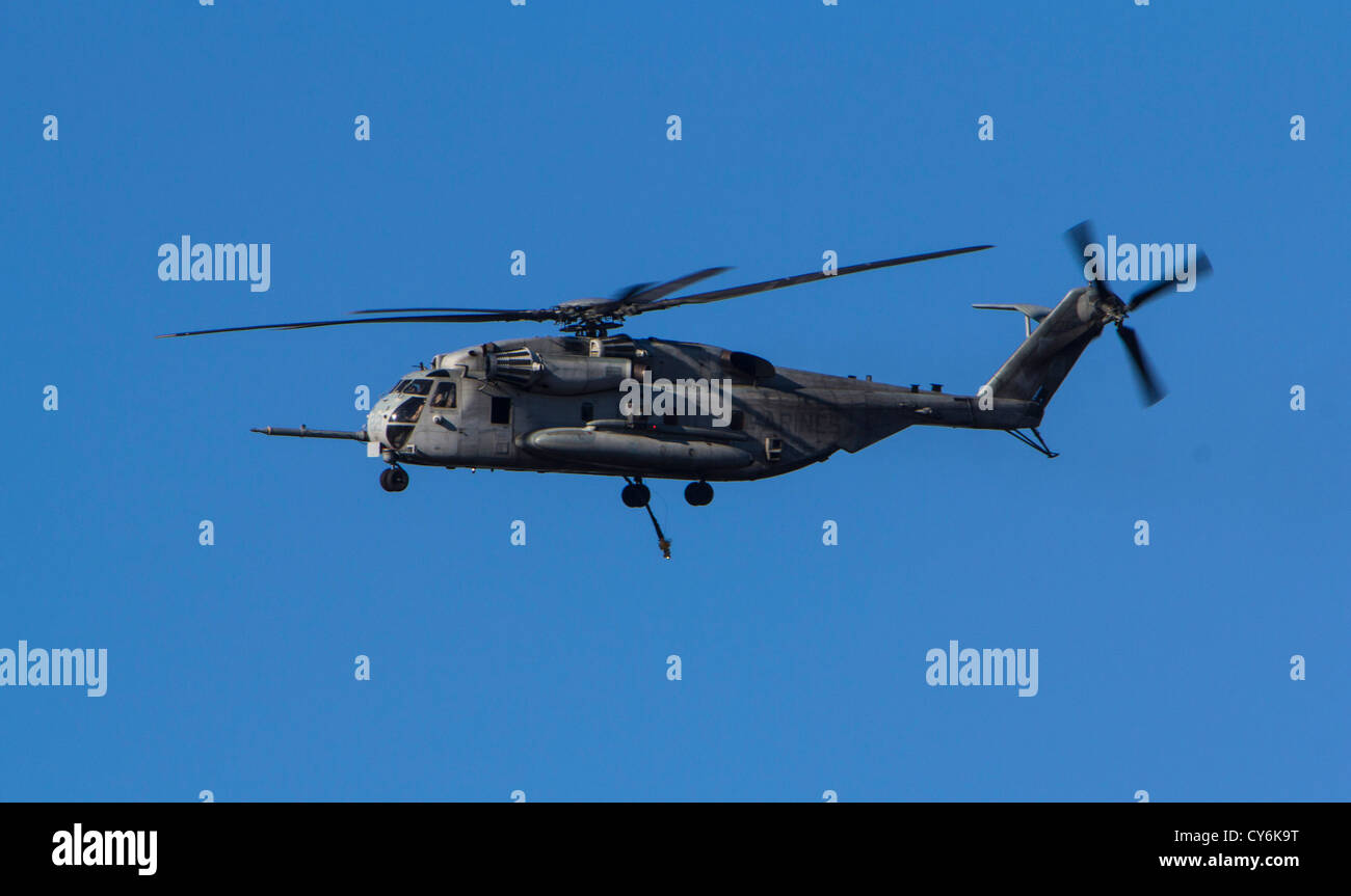 Un elicottero CH-53E Super Stallion conduce addestramento alle sospensioni a Camp Lejeune come parte del programma di addestramento pre-spiegamento della 26th Marine Expeditionary Unit. Foto Stock