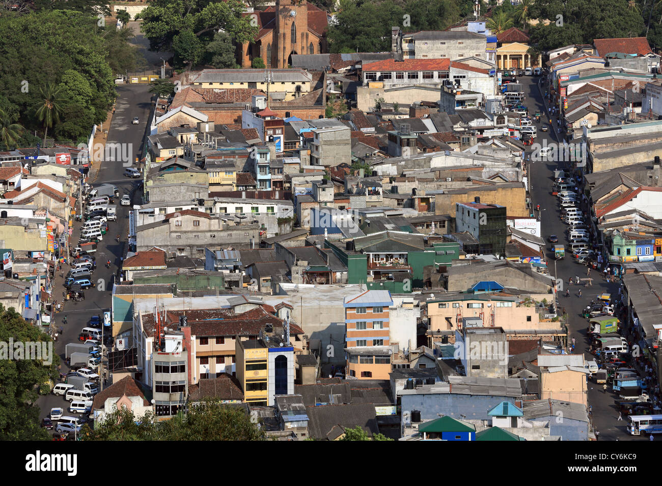 Panoramica delle strade trafficate nel centro cittadino di Kandy, Sri Lanka Foto Stock