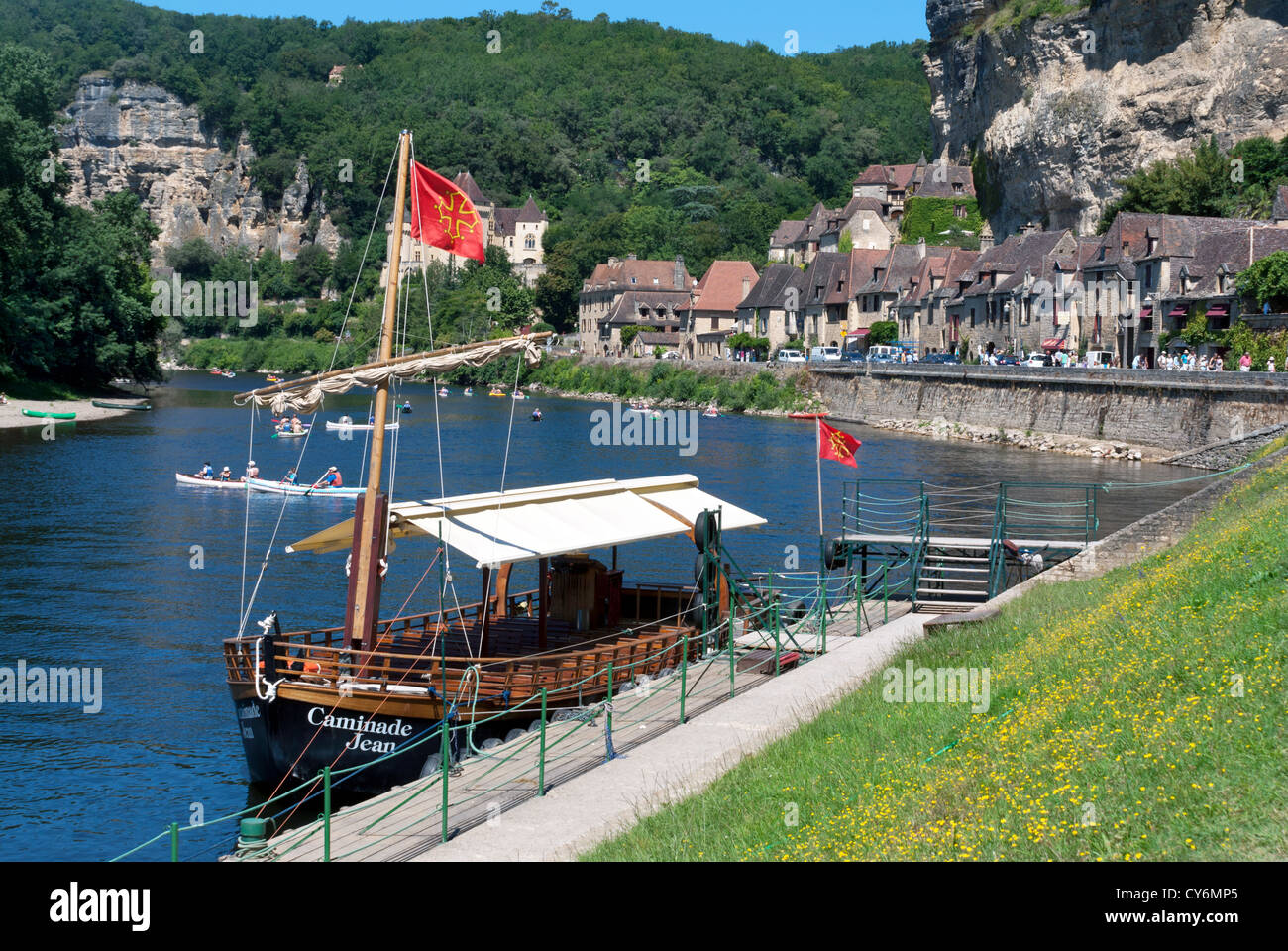 Una gabarra (fiume Dordogne barca) e canoe sulla Dordogne al di La Roque Gageac, Perigord, Francia Foto Stock