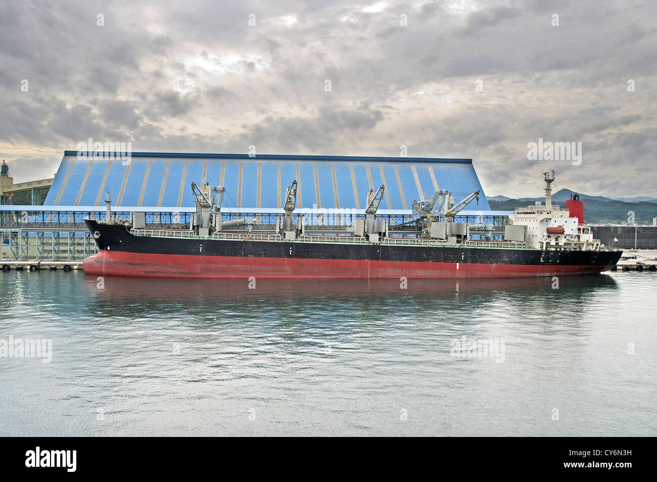 Il carico di una nave in corrispondenza di un terminale di chimica in Corea Foto Stock