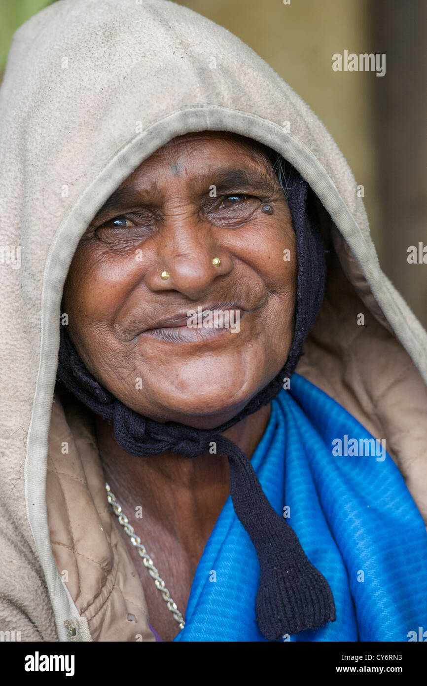 Ritratto di una vecchia donna edentula sorridente in un foodstall vicino a Munnar Kerala, India Foto Stock