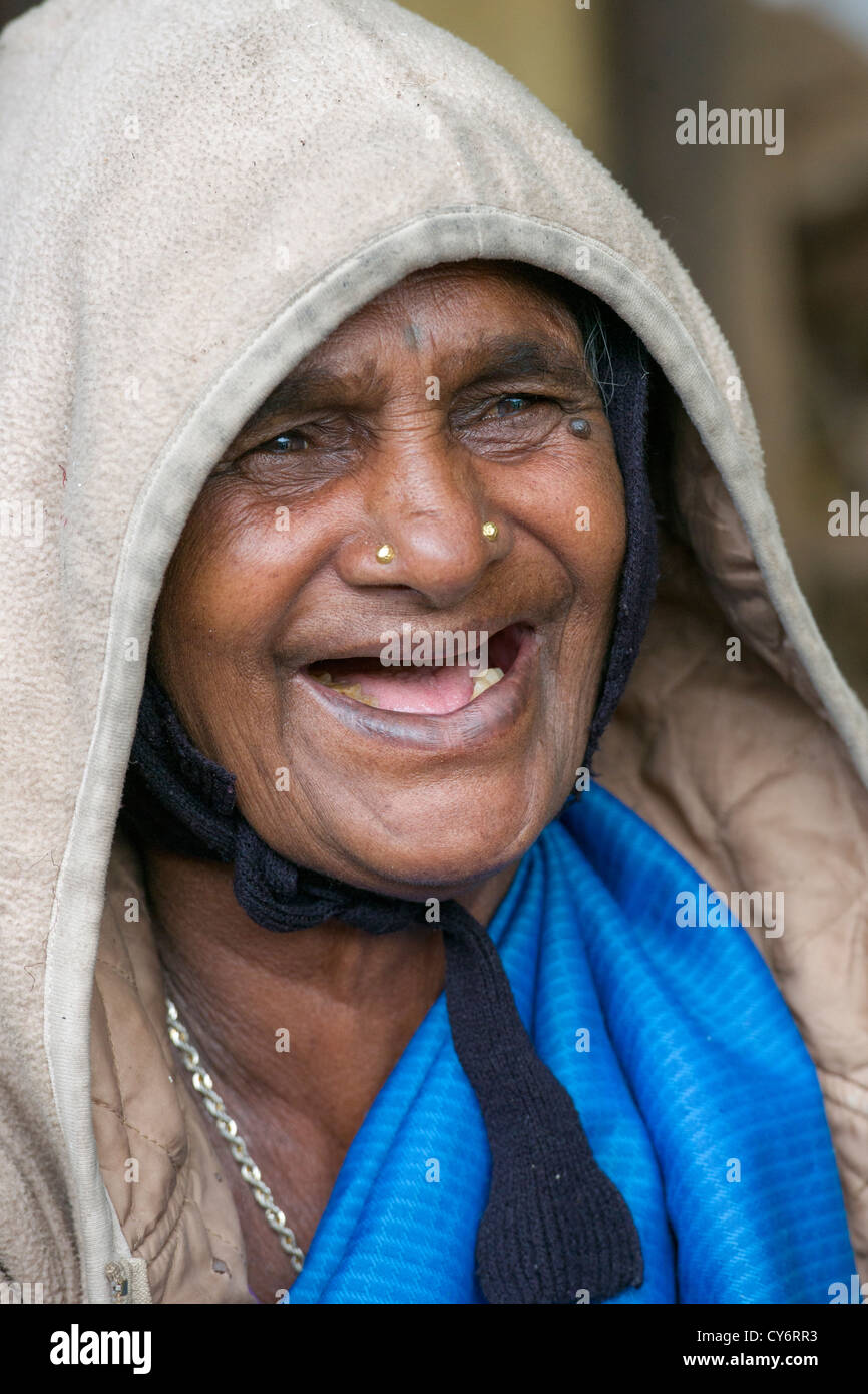 Ritratto di una vecchia donna edentula ridendo a foodstall vicino a Munnar Kerala, India Foto Stock