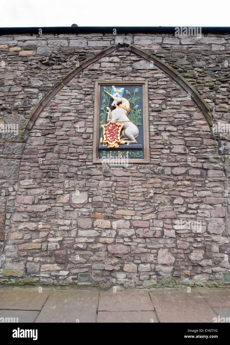 James V bianco unicorn emblema sulla parete esterna del Palazzo di Holyroodhouse Foto Stock