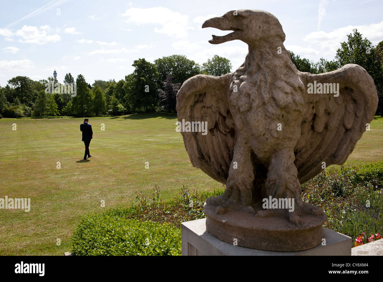 Il Presidente Usa Barack Obama parla al telefono con FEMA Amministratore Craig Fugate a Winfield House 24 Maggio 2011 a Londra, Inghilterra. Il Presidente e Amministratore Fugate discusso i tentativi di recupero nella scia del mortale tornado che ha colpito Joplin, Missouri con due giorni di anticipo. Foto Stock