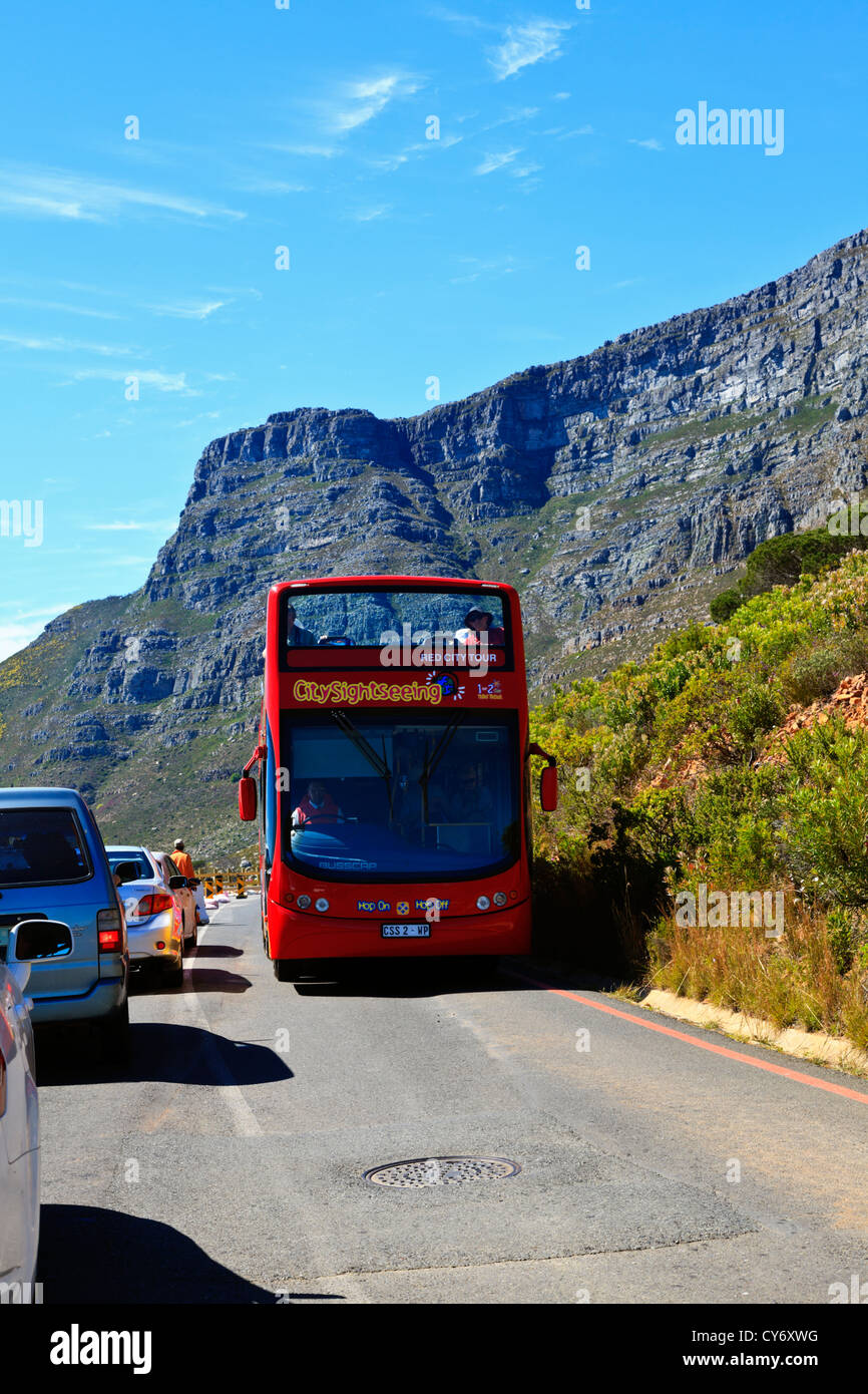 Cape Town, Sud Africa. Un capo tours sightseeing bus lasciando Cape città famosa funivia stazione base Sud Africa. Foto Stock