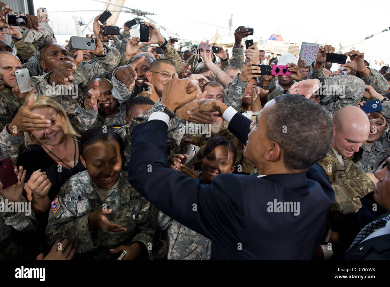 Il Presidente Usa Barack Obama truppe saluta dopo l'erogazione di commento a Fort Bliss Agosto 31, 2012 a El Paso, Texas. Il Presidente ha viaggiato a Fort Bliss per contrassegnare i due anni di anniversario della fine della America's missione di combattimento in Iraq. Foto Stock