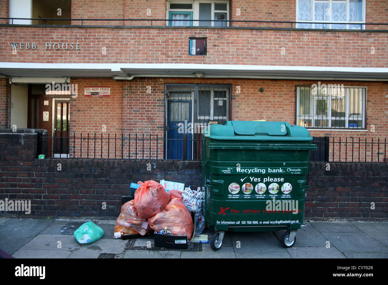 Rifiuti bidone e rifiuti in discarica in una strada nel sud di Londra SW8, Inghilterra Foto Stock