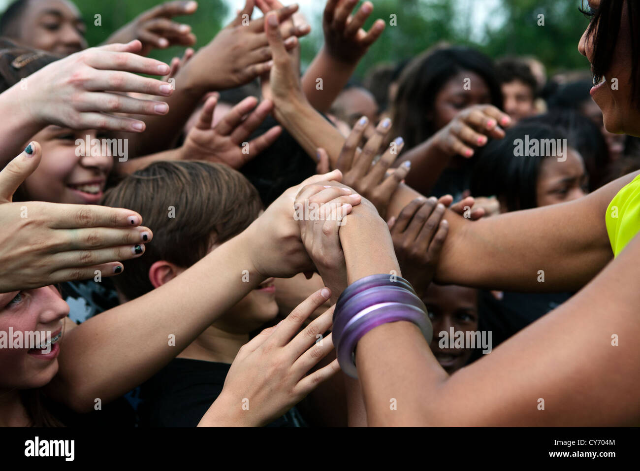 La First Lady Michelle Obama saluta gli studenti che seguono un Flash Mob Dance a Alice Deal Middle School il 3 maggio 2011 a Washington, DC. Foto Stock